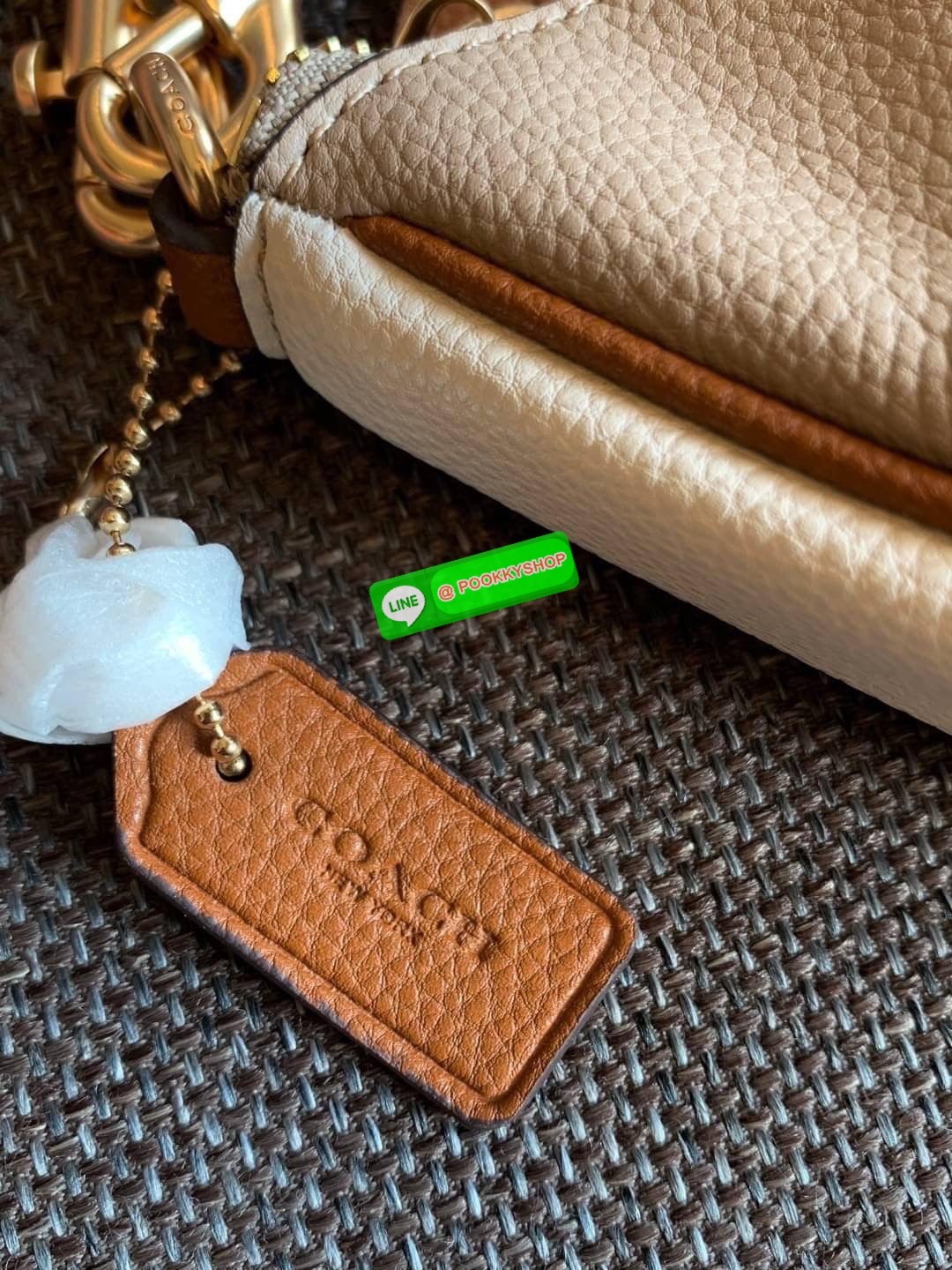 COACH TERI SHOULDER BAG ((CA173//CA209//CA548)) 🔹กระเป๋าทรงพอช ในรูปแบบหนังแท้ หนังนิ่มสวยมากค่ะ 🔹เปิดปิดกระเป๋าแบบซิป ภายในสามารถใส่กระเป๋าเงินใบยาวได้;มือถือได้ทุกรุ่น;พาสปอร์ตได้;มีช่องเล็กใส่ของจุกจิก และช่องเสียบบัตรให้อีก2ช่องนะคะ