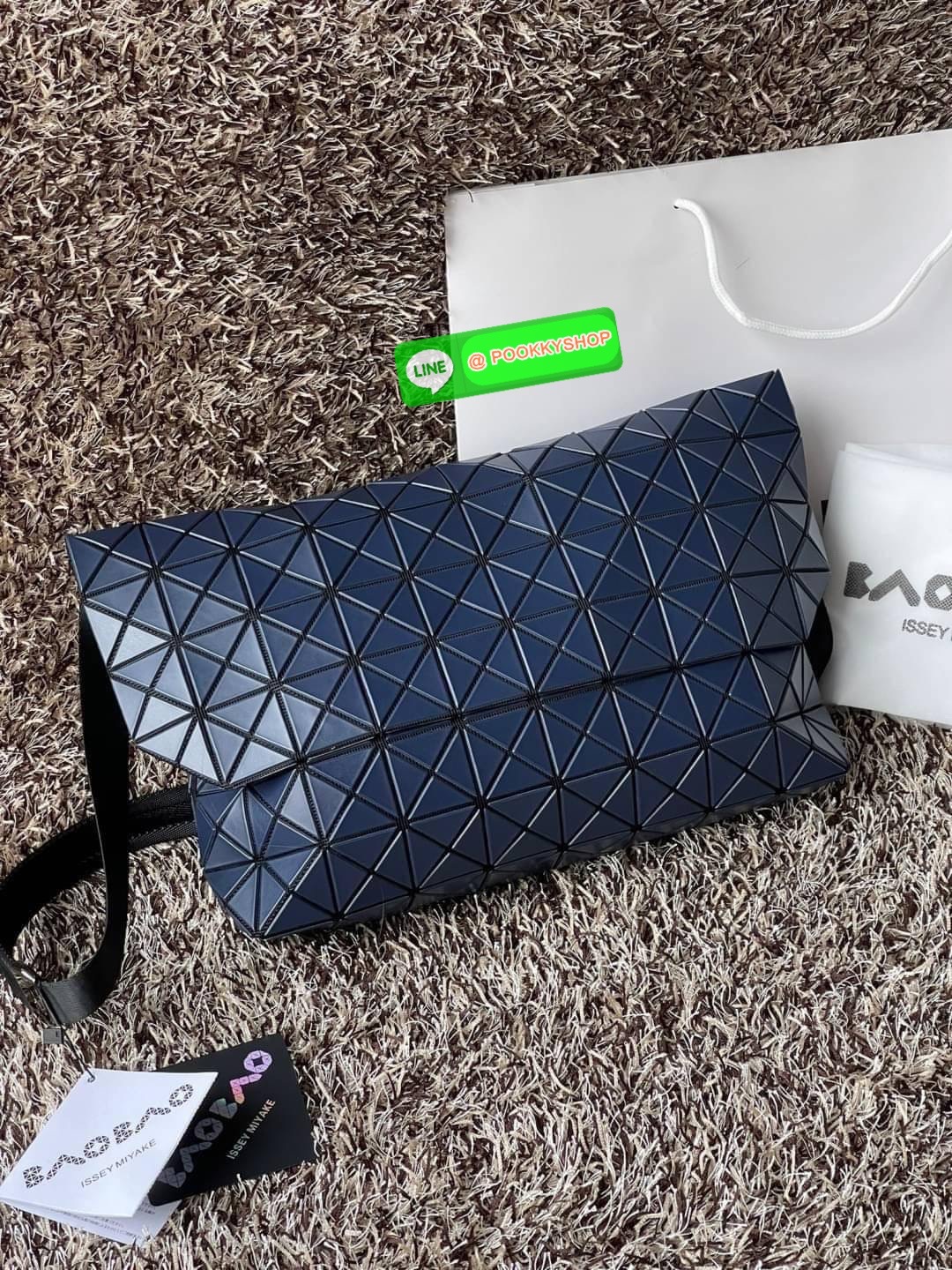 💕Baobao Issey Miyake Prism Sac ชาวมินิมอลทั้งชายและหญิงต้องถูกใจรุ่นนี้ เพราะ Prism Sac เป็นกระเป๋าแบบ unisex ที่มาพร้อมกับความเรียบง่ายของวัสดุเนื้อแมตต์ แต่ให้ลุคสไตล์เท่แบบคูลๆ โดดเด่นด้วยดีไซน์ที่ออกแบบมาให้ใช้งานที่ง่าย ตอบโจทย์ทุกสถานการณ์ฝา
