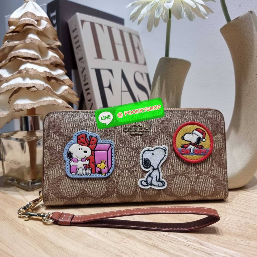 COACH CF218 COACH × PEANUTS LONG ZIP AROUND WALLET IN SIGNATURE CANVAS WITH PATCHES ใหม่ล่าสุด กับกระเป๋าสตางค์ใบยาวกึ่งคล้องมือ สวยดูแพง ดีไซน์ตกแต่งแพทช์เหล่าการ์ตูนยอดฮิต คลาสสิคไม่มีเอาท์ คมชัดมีเลเยอร์ วัสดุหนังแคนวาสเคลือบผิว ดูแลรักษาง่าย มาพร้อมสา