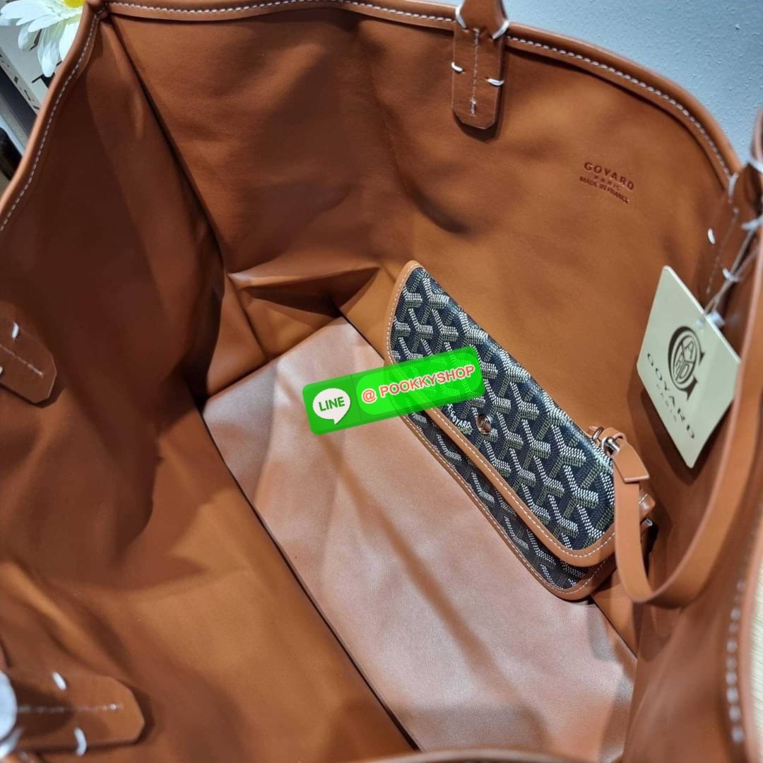 GOYARD ANJOU REVERSIBLE TOTE 🔆 Details ฮอตไอเท็ม กับกระเป๋าสะพายทรงโท้ท ใบใหญ่จุใจ!! มาครบสีขายดี เลิศทุกสี รูปทรงคลาสสิค ดีไซน์เป็นเอกลักษณ์ ใช้งานได้หลากหลาย สามารถกลับด้านใช้ได้แบบไม่มีเบื่อ พิมพ์ลายสวยคม ภายในโล่งกว้างมาก มาพร้อมหูคล้องไหล่ในต