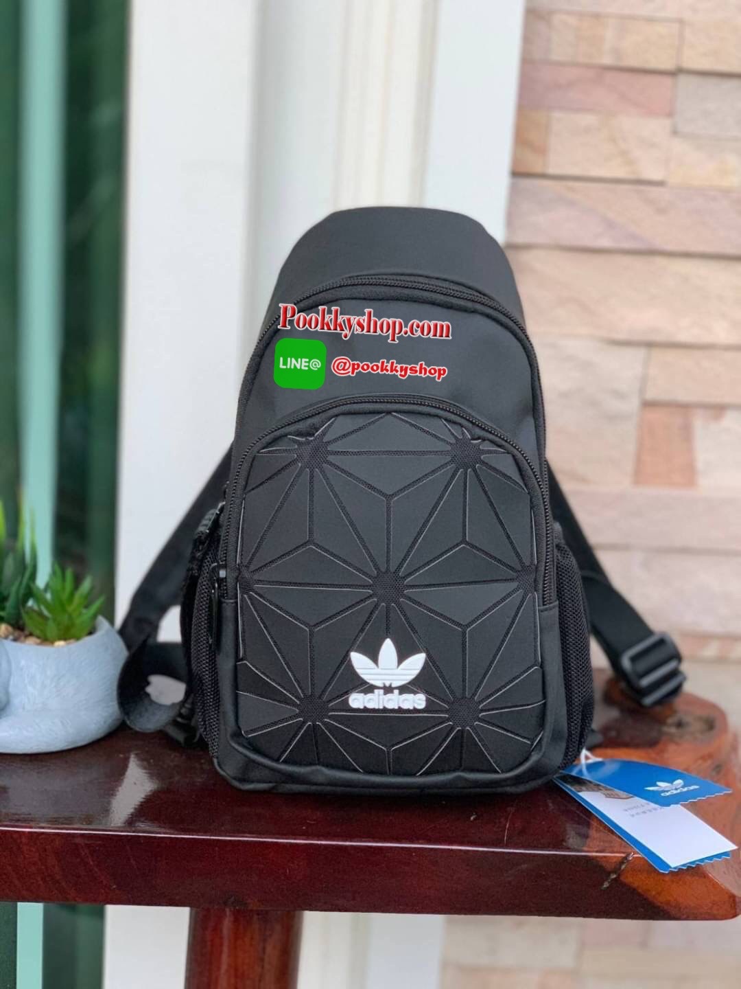 Adidas 3D Expect Originals Bag กระเป๋าสะพายคาดอก ขนาดกลาง ด้านหน้าแต่งดีเทลแบบ3D ในมีช่องแยกใส่มินิไอแพค หรือกระเป๋าสตางค์ทรงยาว มีสายสะพายที่ทันสมัยเป็นสายซิป เพราะนอกจากจะเป็นเป้สะพายแล้ว ยังสามารถนำมาสะพายไหล่ได้ มาในแบบลุคช์สไตล์ลำลองเพื่อให้คุณใช้งาน