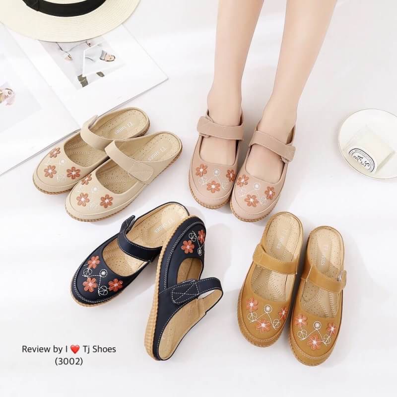 ว๊ายยยตายแล้ววว เกร๋แรงอะไรเบอนรี้ พร้อมส่ง รองเท้าสุขภาพ ที่เห็นแล้ว Love เลย หนังนิ้มนิ่ม ด้านหน้าประดับอะไหล่น่ารักๆ ใส่ได้เรื่อยๆ ใส่ง่ายถอดง่าย ใส่นิ่มเดินสบาย พื้นยางอย่างดี ทรงสวย ดีงามฝุดๆ รุ่นแนะนำ ห้ามพลาดน๊า ช้าหมดอดเกร๋น่ะคร๊ะ สั่งด่วนๆเลยคร๊ะ