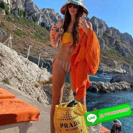 PRADA RAFFIA TOTE BAG สวยไม่ซ้ำใคร สไตล์บีช เหมาะมากกับการสะพายไปเที่ยวทะเล หรือจะใช้ในวันสบายๆก็ตอบโจทย์ กับกระเป๋าสะพายสานใบใหญ่ ตัวกระเป๋าเป็นวัสดุสังเคราห์จากธรรมชาติ สานทอเต็มใบออกมาเป็นลวดลายสวยงาม มีกระเป๋าซับในให้ สำหรับใส่ของเป็นสัดส่วน และรูดปาก