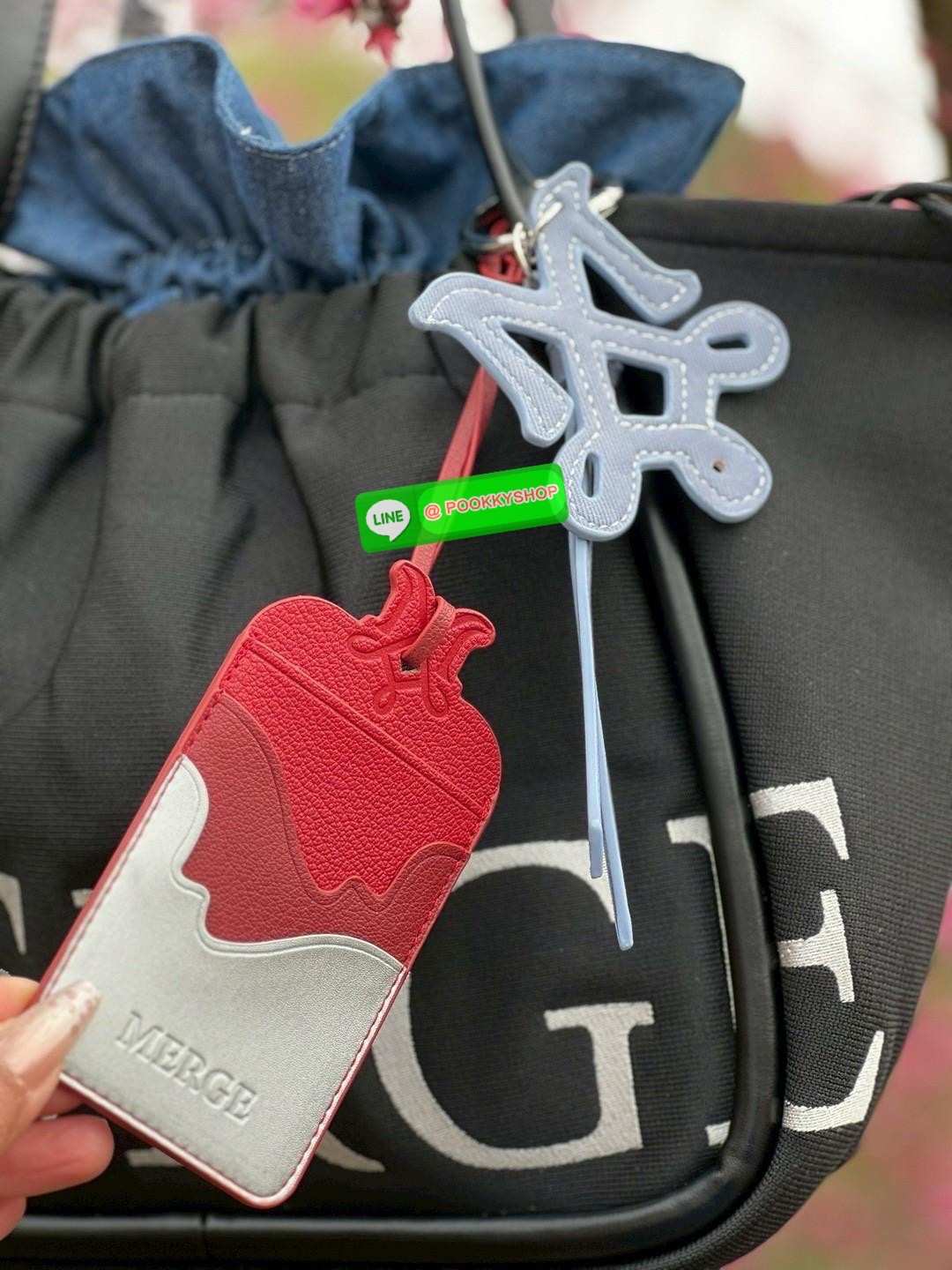 MERGE A DAY MEDIUM BAG 🔖พร้อมส่ง! กระเป๋าหิ้วหรือคล้องไหล่ ทรงสวย วัสดุผ้าทอเทคนิค Flyknit อย่างดี แต่มีน้ำหนักเบา หูหิ้วแบบหนังมีความแข็งแรงในการใช้งานค่ะ ภายในโล่งกว้าง ใส่สัมภาระได้เยอะค่ะ