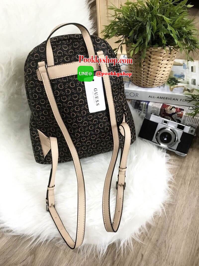Don't Miss! GUESS WOMAN'S FACTORY BACKPACK กระเป๋าเป้ขนาดกำลังดีวัสดุหนังแกะสังเคราะห์นิ่มสวยน้ำหนักเบา มีหูหิ้วเเละสายสะพายหลังเลื่อนปรับได้ ด้านหน้ามีโลโก้และช่องซิป เปิดปิดด้วยซิปสะดวกใช้ ภายในกว้างใส่เอกสาร ipad ของใช้ได้เยอะ จะสะพายไปเรียนไ