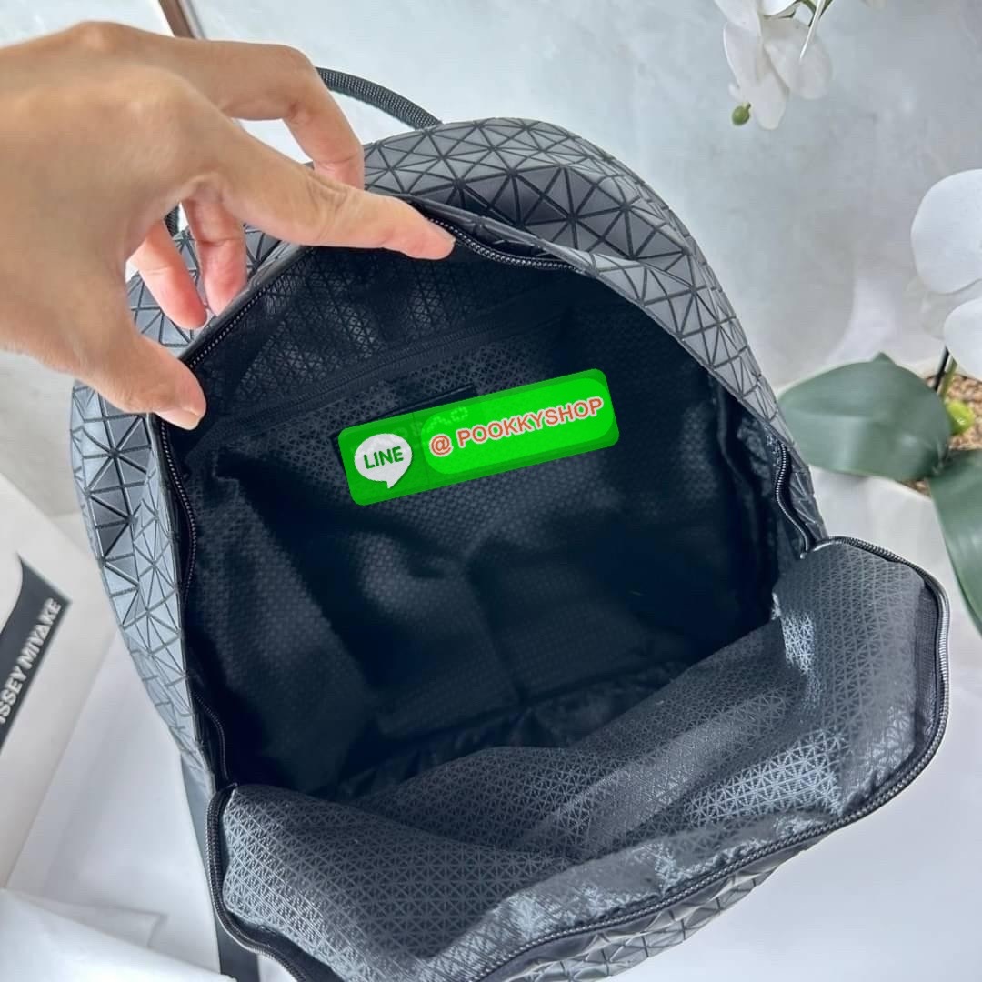 BAO BAO ISSEY MIYAKE KURO DAYPACK BACKPACK 🔖กระเป๋าเป้รุ่นฮอตทรงเรขาคณิตที่สุดในญี่ปุ่น KURO ภาษาญี่ปุ่นคือมาความเก๋ไก๋ เป็นกระเป๋าเป้ที่น้ำหนักแต่สามารถรับน้ำหนักได้ดี 🔖วัสดุ โพลียูรีเทน(Polyurethane) น้ำหนักเบา มีความแข็งแรง 🔖เปิ