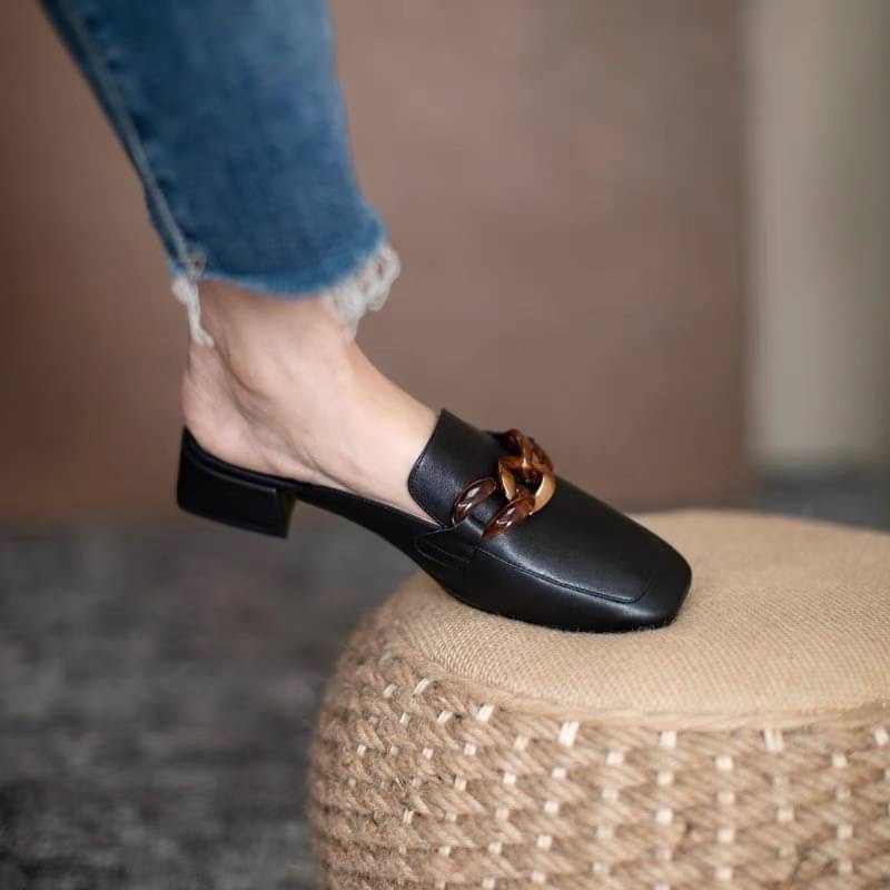 𝙉𝙀𝙒 𝙉𝙀𝙒 ‼️ รองเท้าสไตล์เกาหลีเกาใจมาแล้วทรงนี้เป็นทรงที่ทุกคนต้องมี คลาสสิครุ่นนี้น่ารักมาก ทรงหัวตัดมีความโซ่อะไหล่ทองคาดส้นไม่สูงพื้นนิ่มใส่สบายคู่นี้แมทช์กับเสื้อผ้าง่าย