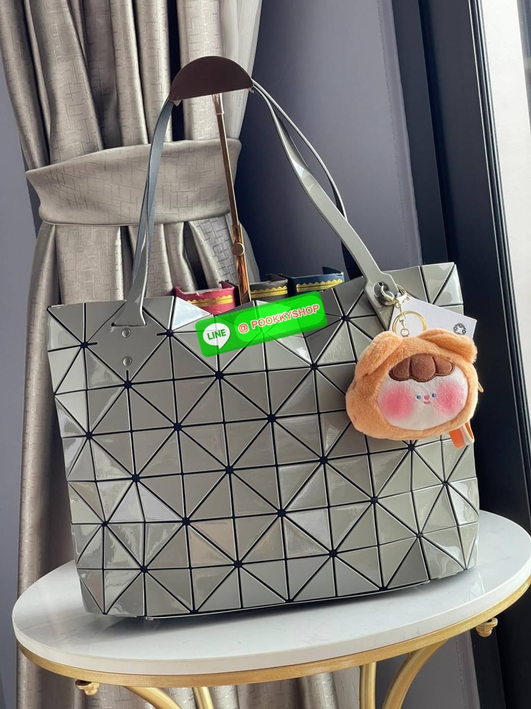 💕 Bao Bao Issey Miyake ROCK MATTE ซีรีส์นี้จะเป็นทรงสี่เหลี่ยมผืนผ้า มีซิปปิดด้านบน ถือเป็นรุ่นที่เหมาะกับการใช้งานในชีวิตประจำวัน สามารถพับมุมและบริเวณด้านล่างของกระเป๋าเพื่อเพิ่มความสะดวกสบายในการใช้งาน ทั้งยังช่วยให้วางกระเป๋าในแนวตั้งได้อีกด้ว