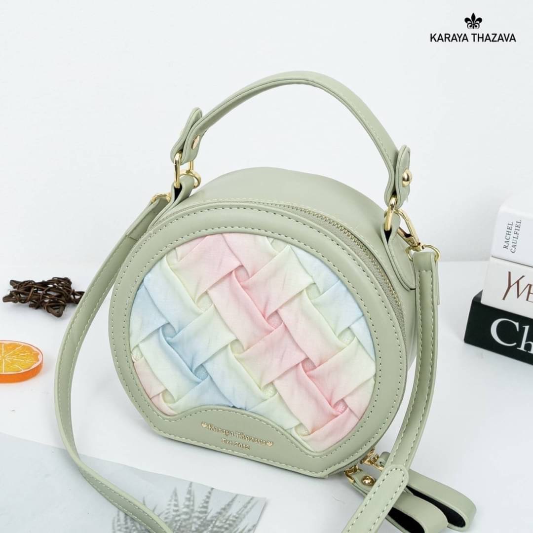 แบรนด์แท้ Karaya ทรงกลมน่ารัก สีสวย มี 2 ช่องใช้งาน ถือได้สะพายข้างได้ งานขายดีคะ ทรงสวยขนาดกำลังน่ารัก