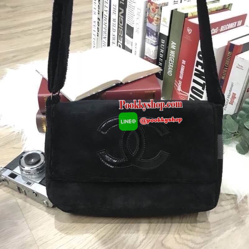 MUST HAVE! Chanel Beaute Crossbody Bag กระเป๋าถือหรือสะพายพรีเมี่ยมของเเท้จาก Chanel Cosmetic Counter VIP Gift รุ่นแนะนำวัสดุขนวูฟสีดำหนานุ่มตัดโลโก้แบรนด์หนังแก้วสวยโดดเด่น น้ำหนักเบา เปิดปิดด้วยฝาปิดกระดุมแม่เหล็ก ใบใหญ่กำลังดีใส่ ipad กระเป๋าสตางค์ใบยา