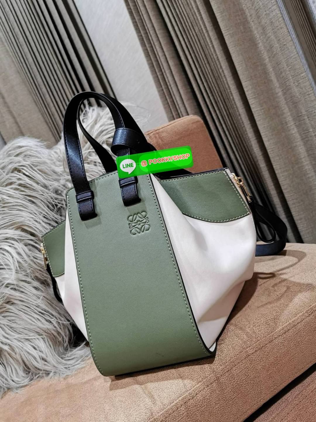 ✴️NEW ARRIVAL!✴️LOEWE HANDLE & SHOULDER BAG GIFT WITH PURCHASE GWP พรีเมี่ยมกิ๊ฟ Limited จาก LOEWE PERFUME DUTYFREE รุ่น Rare items สุดๆวัสดุหนังแท้ Calfskin หนังสวยดีไซน์มีเอกลักษณ์ ใบใหญ่กำลังดี น้ำหนักเบา สามารถปรับได้หลายทรงไม่จำเจ ด้านข
