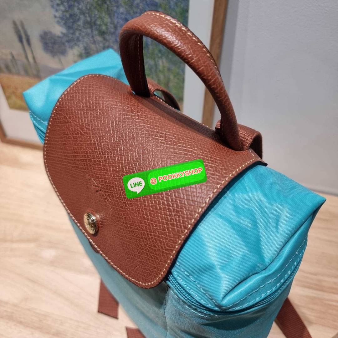 Longchamp le pliage original backpack 🔆 Details สวยคลาสสิคต้องไม่พลาด กับกระเป๋าสะพายทรงเป้ ขนาดกำลังดี น้ำหนักเบา ดีไซน์เรียบง่าย แต่ดูแพง ปากกระเป๋าออกแบบให้มีฝาปิดและซิปแน่นหนา สายสะพายสามารถปรับใช้ตามชอบ ภายในโล่งกว้าง จุของได้สบายๆ พกพาไปไหนก