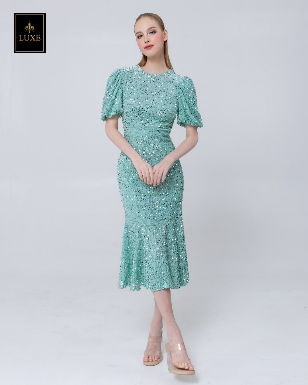 เดรสเสื้อคอกลม แขนสั้นปลายแขนพอง ชายกระโปรงบานเล็กน้อย