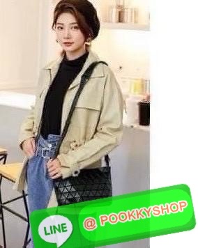 💕 BAO BAO ISSEY MIYAKE Crystal Shoulder Bag งานดีไซน์ที่ดูเรียบง่ายทั้งรูปแบบการใช้งาน มีช่องเปิดปิดแบบซิปเพื่อให้คุณพกพาของมีค่าได้อย่างสบายใจป้องกันสิ่งของตกหล่น ทั้งตัวเพลตสามเหลี่ยมและสายกระเป๋าหนัง สวยแบบคูลๆ ทั้งยังดูแลรักษาง่าย น้ำหนักเบา เ