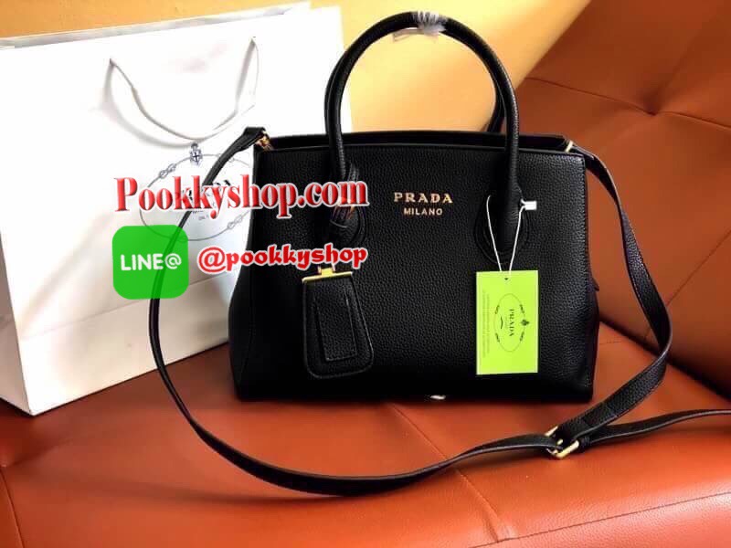 สินค้าพรีเมียมกิฟ กระเป๋าใส่น้ำหอม เครื่องสำอางค์ ของสมนาคุณขอบคุณลูกค้า VIP GIFT VIP MEMBER จากเคาน์เตอร์เครื่องสำอางค์ ⠀ Prada Limited edition กระเป๋าอเนกประสงค์ทรงสวยหนังลายลิ้นจี่ มีสายยาว เลิศมาก สะพายยาวหรือถือได้ค่ะ ขนาดใบกลาง ใช้แล้วสวยมากๆน้ำหนัก