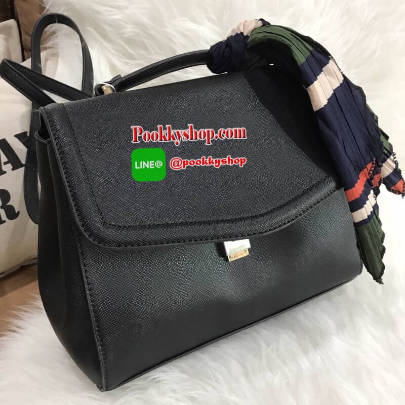 ZARA Convertible Backpack With Scarf กระเป๋าถือหรือสะพายรุ่นแนะนำดีไซน์เก๋วัสดุหนัง Saffiano สีดำอยู่ทรงสวยหรูสไตล์ PRADA โดดเด่นที่มาพร้อม Scarf พันหูหิ้วเเยกใช้ได้ เปิดปิดด้วยตัวล๊อคกด ด้านข้างมีกระดุมปรับขยาย ภายในมีโลโก้ สามารถใส่กระเป๋าสตางค์ใบยาวของ