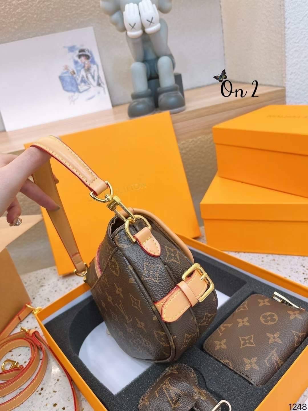 Louis Vuitton กระเป๋าLV set 3ชิ้นคุ้มมากๆ รุ่น Saumur BBกำลังได้รับความนิยมและตามหาได้แรงบันดาลใจจากกระเป๋าถือรุ่น มาพร้อมสาย2 เส้นสำหรับสะพายไหล่สั้นและสายที่ปรับระดับและถอดออกได้เช่นกันสวยเรียบหรูตามแบบฉบับสาวกLV ต้องห้ามพลาดรุ่นนี้นะคะ