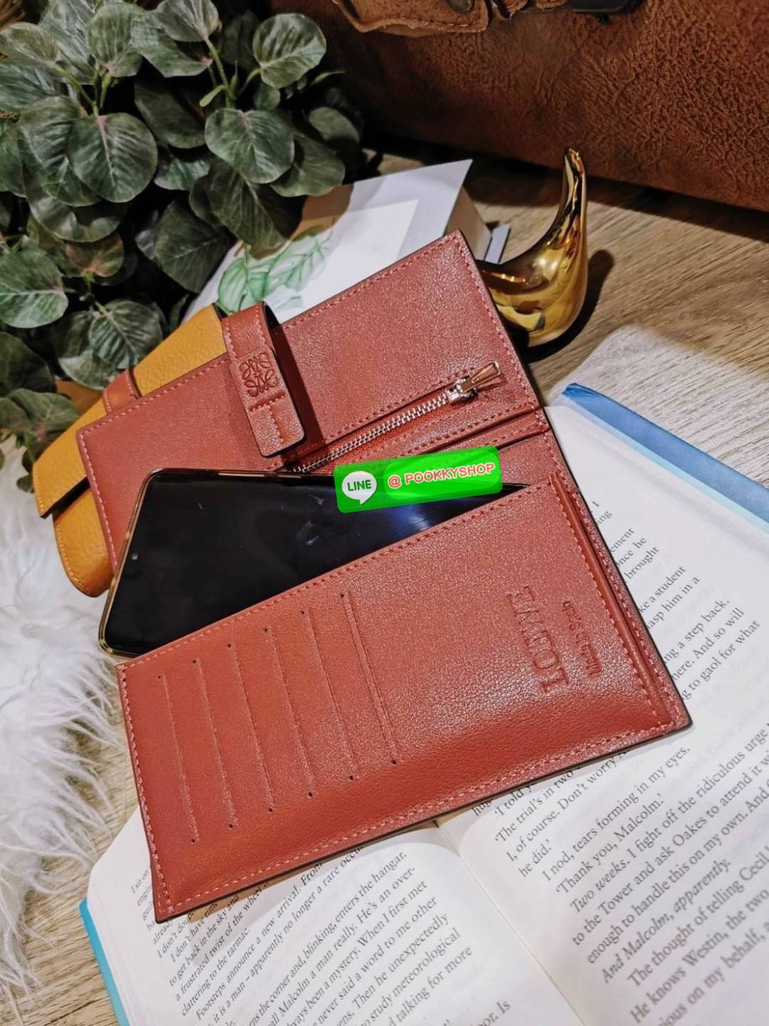 ✴️Don't Miss!✴️NEW! LOEWE LONG WALLET BAG VIP GIFT WITH PURCHASE-GWP กระเป๋าพรีเมี่ยมกิ๊ฟ Limited จาก LOEWE DUTYFREE COUNTER วัสดุหนังแท้เทคเจอร์สวยอยู่ทรงปั้มโลโก้แบรนด์ด้านหน้าเปิดปิดด้วยกระดุม ภายในมีช่องใส่ธนบัตรหลายช่อง ช่องหลักสาม