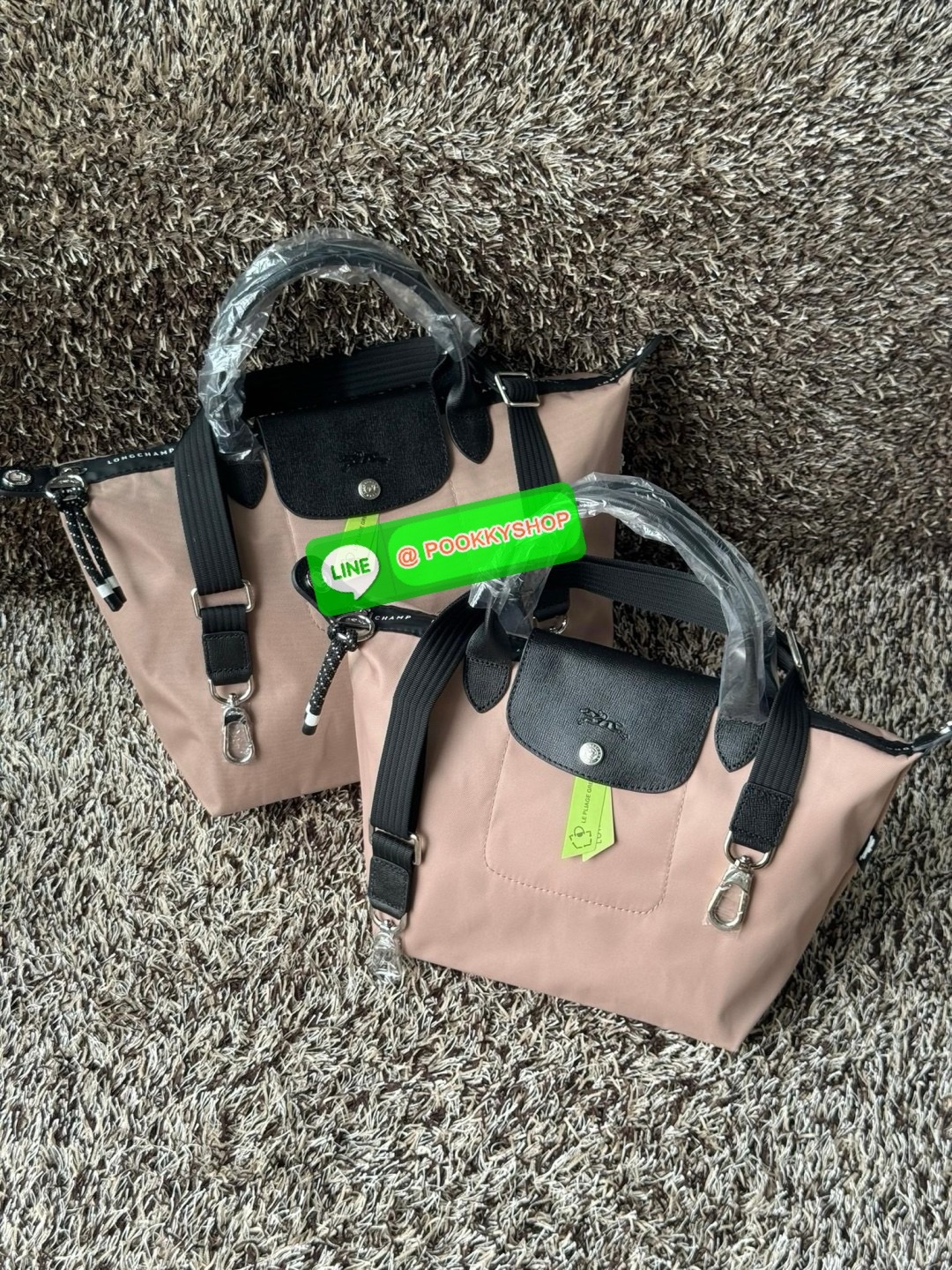 Longchamp LE PLIAGE ENERGY S HANDBAG LE PLIAGE รีไซเคิล ECONYLสไตล์สปอร์ต ทันสมัย และใช้งานได้จริง น้ําหนักเบา กระเป๋าใบนี้เป็นเครื่องประดับที่มีเสน่ห์ในอุดมคติที่จะติดตามคุณในทุกกิจกรรมยามเย็นของคุณ มาพร้อมกับสายสะพายไหล่ปรับได้ สามารถพกพาได้ ทั้งแบบถือแ