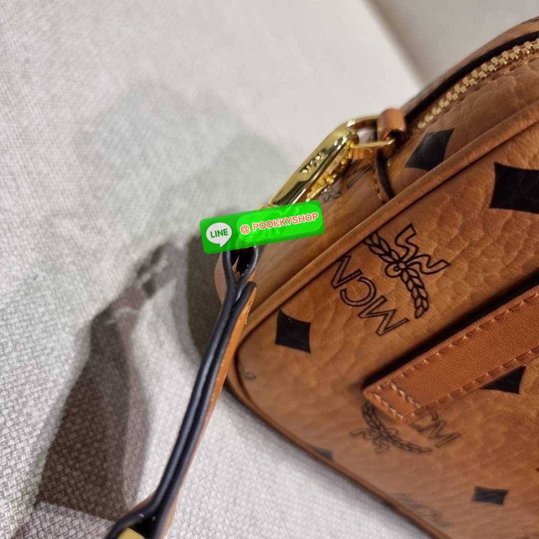 MCM X-MINI KLASSIK CROSSBODY BAG IN VISETOS รุ่นยูนิเซ็กส์มาแล้วจ้า!! ไซส์นี้ใช้ได้ทั้งหนุ่มๆสาวๆไปเลย กระเป๋าสะพายข้างทรงครอสบอดี้ ใบเล็กขนาดกะทัดรัด วัสดุหนังแคนวาสคุณภาพดี มีช่องหลัก 2 ช่อง ภายในมีช่องย่อยให้ 1 ช่อง มาพร้อมสายสะพายสปอร์ตที่ดีไซน์หรูไม่