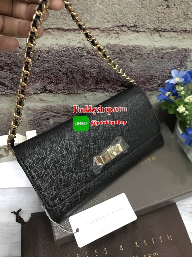 ถุงผ้าแบรนด์+สายโซ่) CHARLES & KEITH BOW DETAIL LONG WALLET กระเป๋าสตางค์ยาวหนังลายคาร์เวียร์ ด้านหน้าประดับด้วยโบว์อะไหล่สีทอง เปิด-ปิดด้วยกระดุมแม่เหล็ก ภายในมีช่องซิปใส่เหรียญ บัตร และช่องธนบัตร มาพร้อมสายโซ่ร้อยหนัง สามารถถอดออกได้ ความยาวสาย40cm คล้อ
