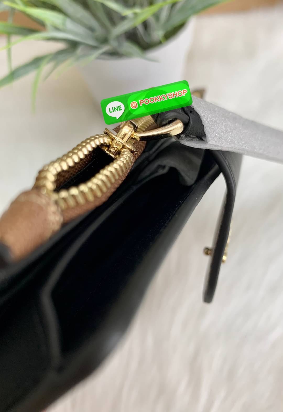 COACH TECH WALLET IN COLORBLOCK SIGNATURE ((C2874)) ✔️กระเป๋าเงินใบยาว หนังแท้ พร้อมสายคล้องมือในตัวค่ะ ✔️เปิดปิดด้านหน้าแบบฝากระดุม ภายในมีช่องใส่ธนบัตร2ช่อง ;สามารถใส่มือถือ iphone 10 xs max ได้เลยค่ะ ✔️มีช่องเสียบธนบัตร7ช่อง;พร้อมช