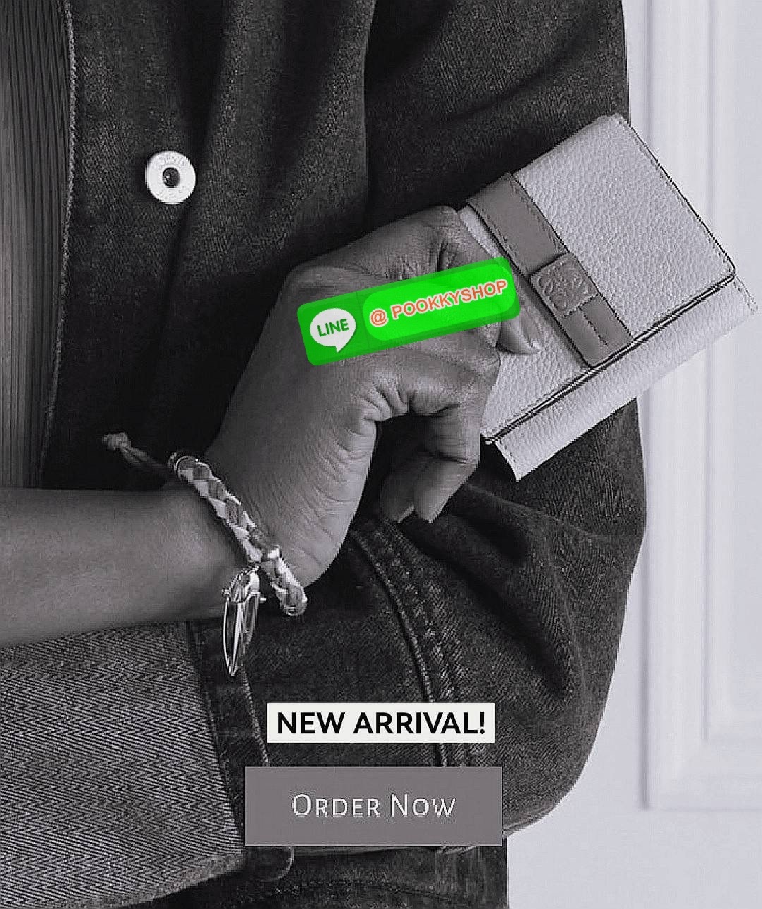 ✴️Don't Miss!✴️NEW! LOEWE SHORT WALLET VIP GIFT WITH PURCHASE กระเป๋าพรีเมี่ยมกิ๊ฟ Limited จาก LOEWE DUTYFREE COUNTER วัสดุหนังแท้เทคเจอร์สวยอยู่ทรงปั้มโลโก้แบรนด์ด้านหน้าเปิดปิดด้วยกระดุม ภายในมีทั้งช่องใส่รูป ช่องใส่ธนบัตร ใส่แบงก์พัน