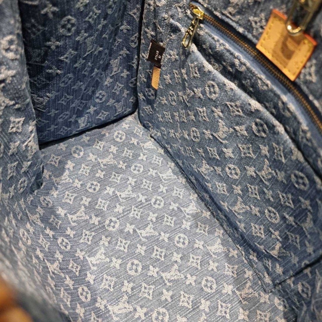 LV on the go mm monogram denim tote bag 🔆 Details ดีไซน์ใหม่รับซัทเมอร์! ห้ามพลาด! กับกระเป๋าทรงโท้ทสไตล์เดนิม ที่ใครเห็นต้องเป็นคลั่งรัก ผู้ดี หรูหราได้ทุกลุค ทุกสไตล์ มาพร้อมหูจับในตัวที่มีดีเทลหมุดตลอดเส้น หรือจะเกี่ยวสายครอสสะพายก็อัพลุคได้เลย