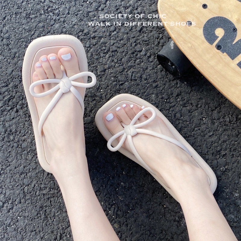 น้องคนสวยพร้อมส่งแล้วค่าาา‼️🥰 เพิ่มความสดใสให้วันธรรมดาดูพิเศษขึ้นได้ง่ายๆ รองเท้าแตะงานยางนิ่ม รับหน้าฝน ทรงหน้ากว้าง น่ารัก คิขุ แมตช์ง่าย กันน้ำ อุ่นใจว่าฝนนี้รองเท้าคู่โปรดคู่นี้จะให้ดูแลง่ายๆ ไม่ต้องกลัวด่าง ราคาเบา เหมือนตัวรองเท้าเลยจ้า