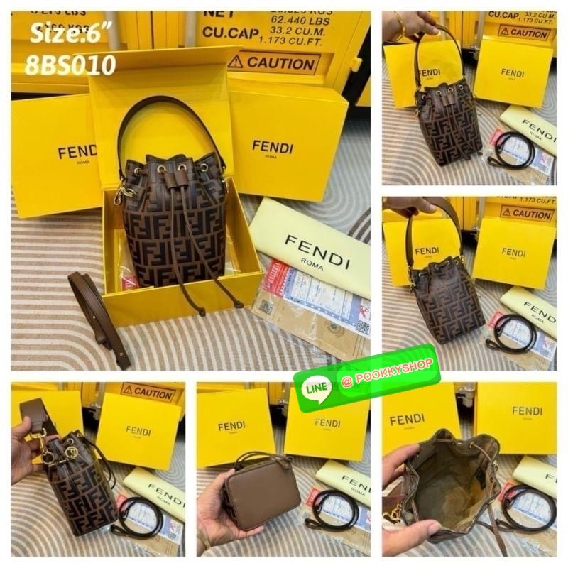 FENDI Mini MonTresor Bucket Bag กระเป๋าสะพายทรงขนมจีบรุ่นยอดนิยม ไซส์มินิน่ารักน่าใช้มาก ดีไซน์สวยอยู่ทรง มาพร้อมสายสั้นคล้องแขน และสายครอสบอดี้สำหรับสะพายข้าง สลับใช้ได้ไม่จำเจ ภายในเป็นช่องโล่ง ใส่ของจำเป็นพกพาไปไหนได้แบบง่ายๆ สวยพร้อมเสิร์ฟให้แล้ว ในรา