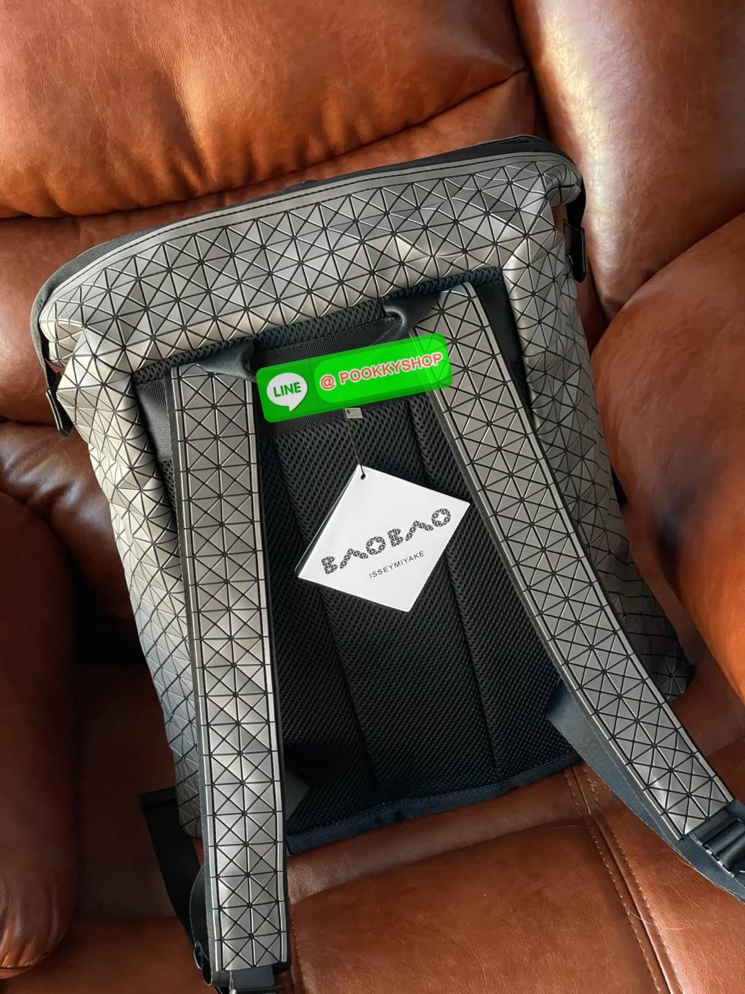 BAO BAO ISSEY MIYAKE LARGE BACKPACK ผู้ที่มักใช้งานกระเป๋าเป้ในชีวิตประจำวัน ส่วนมากจะอยู่ในวัยนักเรียน-นักศึกษาหรือวัยทำงาน ซึ่งรุ่นนี้ตอบโจทย์การใช้งานได้เป็นอย่างดี เป็นเป้ที่มีช่องสำหรับใส่สัมภาระประมาณหนึ่ง เพื่อให้สามารถจัดเก็บสิ่งของได้อย่างเป็นระเ