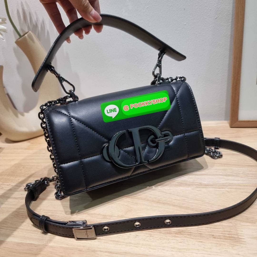 🔅 Model CD 30 MONTAIGNE POUCH WITH SHOULDER STRAP AND HANDLE 🔅 Details ย้อนยุคความหรูหรา อันเป็นเอกลักษณ์ กระเป๋าสะพายสวยอยู่ทรง เพิ่มลูกเล่นให้กับไอเท็มนี้ด้วย มือจับที่ถอดออกได้ และอะไหล่เปิด-ปิดแบบคล้องล็อค สะดวกใช้ ด้านหลังมีช่องใส่บัต
