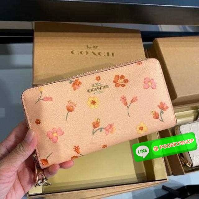 COACH C8695 LONG ZIP AROUND WALLET IN SIGNATURE CANVAS WITH MYSTICAL FLORAL PRINT พร้อมเสิร์ฟความหรู กับคอลใหม่ล่าสุด กระเป๋าสตางค์ใบยาวกึ่งคล้องมือ มาในดีไซน์ผู้ดี เรียบหรู ถือใช้แล้วขับผิวมาก ลวดลายดอกไม้คละเคล้าสวยงาม วัสดุหนังแคนวาสเคลือบลาย มาพร้อมสา