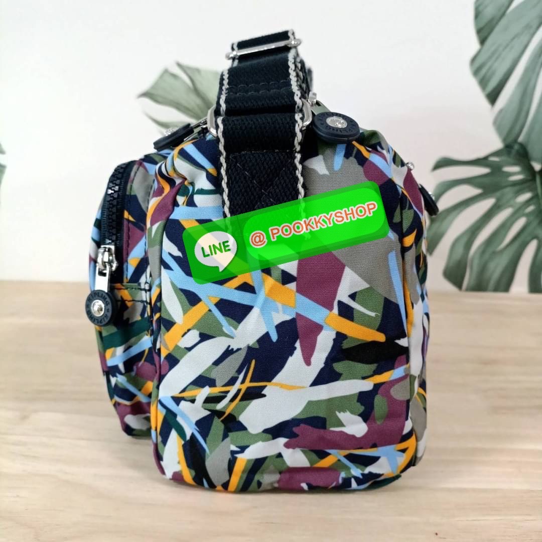 KIPLING RETH CROSSBODY BAG วัสดุ Nylon+polyester กระเป๋าสะพายข้างหรือ สะพาย Crossbody ได้ เปิด-ปิด ด้วยซิปปั๊มแบรนด์ที่หางซิป พร้อมช่องช่องหน้าแยกใส่ของใช้เล็กๆ น้อยๆ ได้ ช่องหลัก 2 ช่อง ด้านในโล่งกว้าง สามารถจุสัมภาระได้เยอะ มีช่องซิปด้านในและสายคล้องพวง