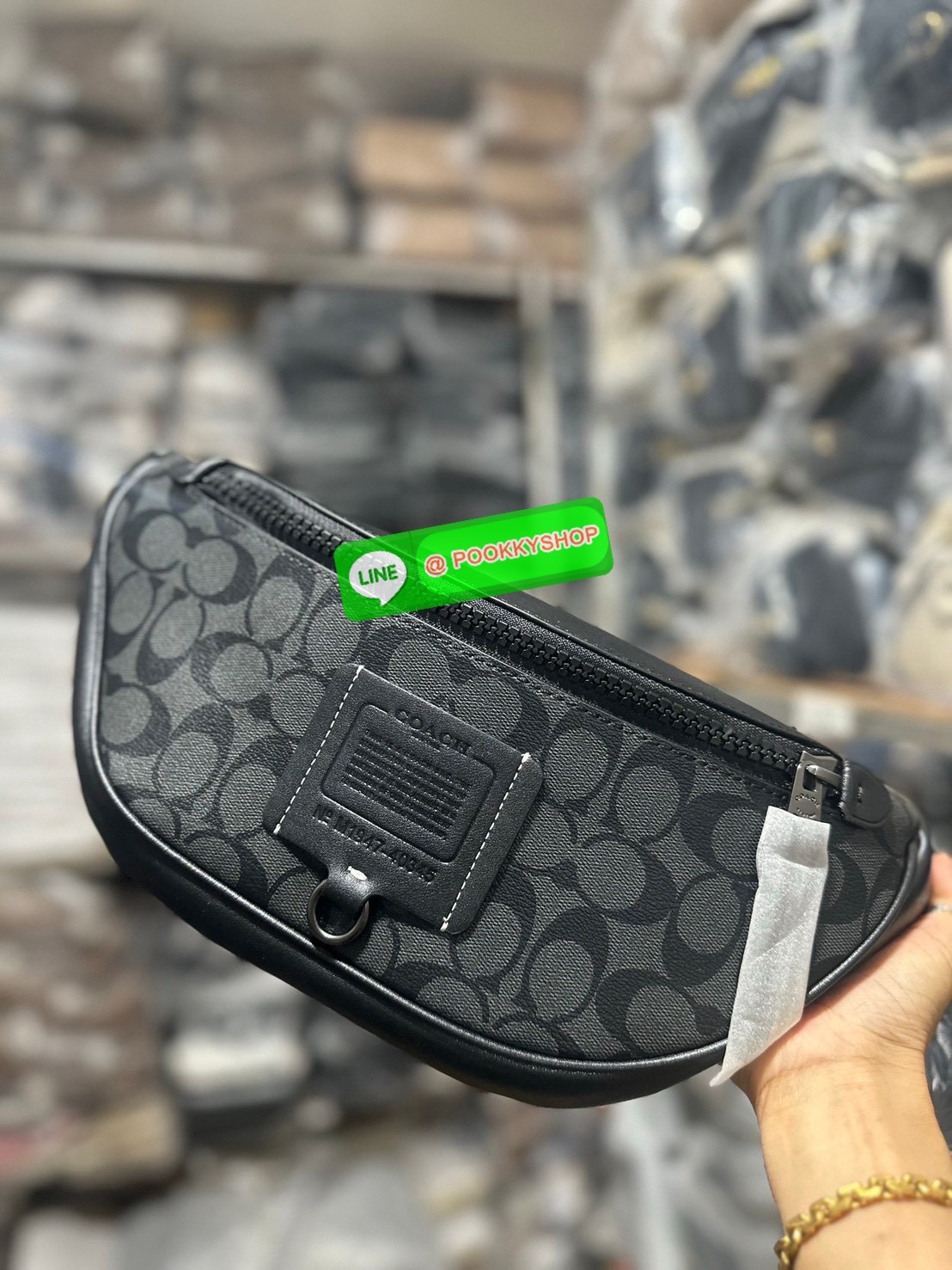 Coach 40345 Rivington Belt Bag In Signature Canvas สายแฟต้องร้องว้าว “ลายมีอยู่ทั่วไป…แต่ลายที่มี C อยู่ด้วย ใครเห็นก็รู้ว่า ‘เท่แบบ Coach’” Coach Charter Belt Bag ลาย C สุดเก๋ ทรงโค้งครึ่งวงรี คาดอกได้เท่ คาดเอวก็เก๋ ใครใส่ก็หล่อดูดี มีเอกลักษณ์เฉพาะตัว!