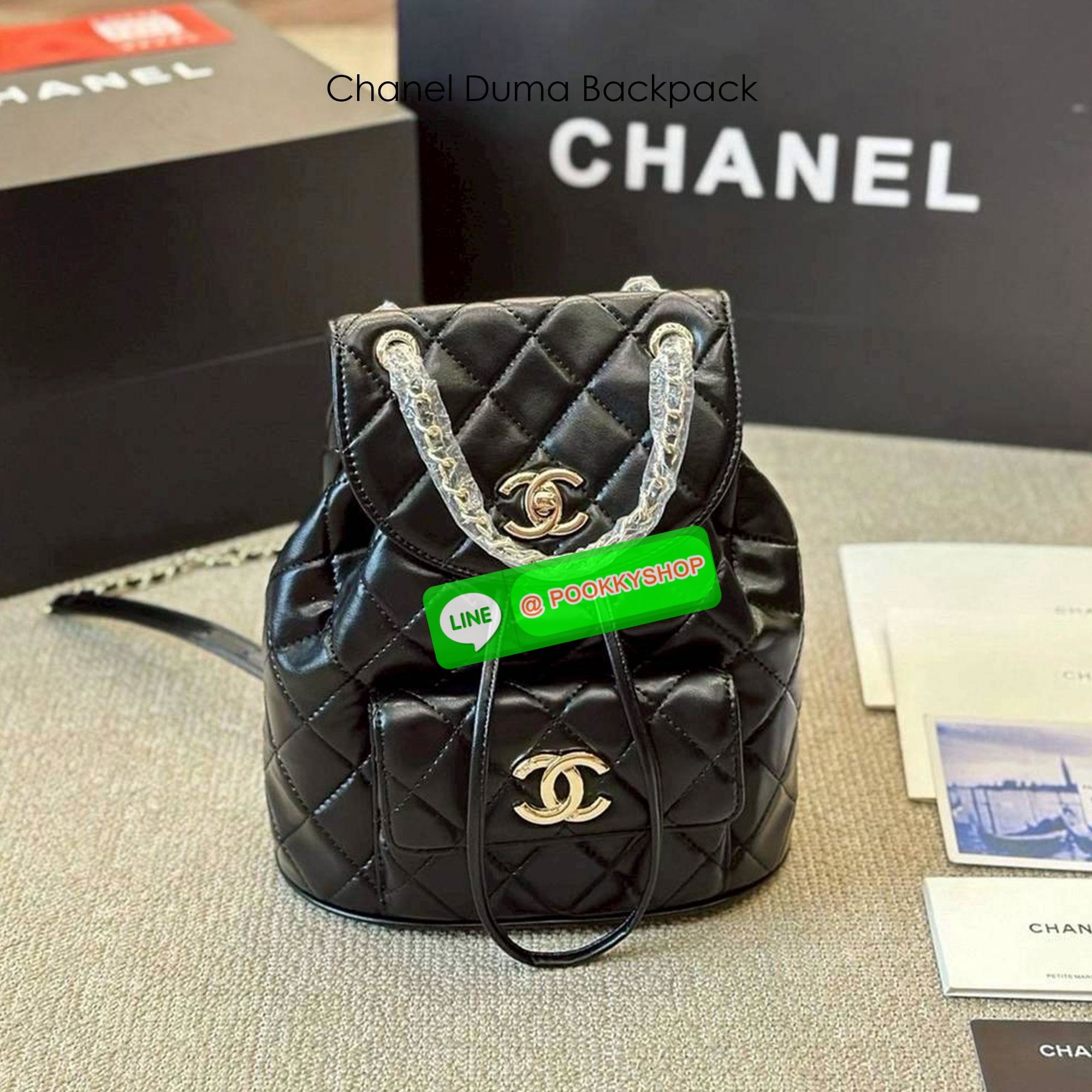 Chanel Duma Backpack กระเป๋าเป้ ไซส์น่ารัก สีพาสเทลสุดคิ้ว รูปทรงทันสมัยหนังเรียบสัมผัสนิ่ม ดีเทลความสวยมากมาย ทั้งสายรูดเก็บปาดกระเป๋า หรือจะช่องเปิดด้านหน้า ก็ดูหรูไปหมด ภายในโล่งกว้าง ใส่ของสำคัญได้ครบ สายสะพายปรับได้ตามต้องการอีกเล็กน้อย น่ารักน่าใช้ส