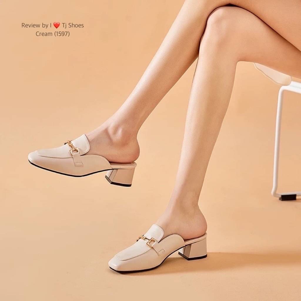 พร้อมส่งรุ่นนี้เก๋มาก ขายดีมากบอกเลยจ้า รองเท้านำเข้า หนังนิ่มมากๆ สวมใส่ง่ายใส่สบาย จับแมทกับชุดง่าย ใส่แล้วดูดีดูเกร๋มากๆ แถมใส่ได้ตลอด ไม่มีเอ้าท์ ของจริงงานดี สวยตรงปกแน่นอน เพราะทางร้านถ่ายรูปจากสินค้าจริง สวยเป๊ะมาก ควรมีไว้เป็นคู่โปรด เป็นรุ่นที่ทา