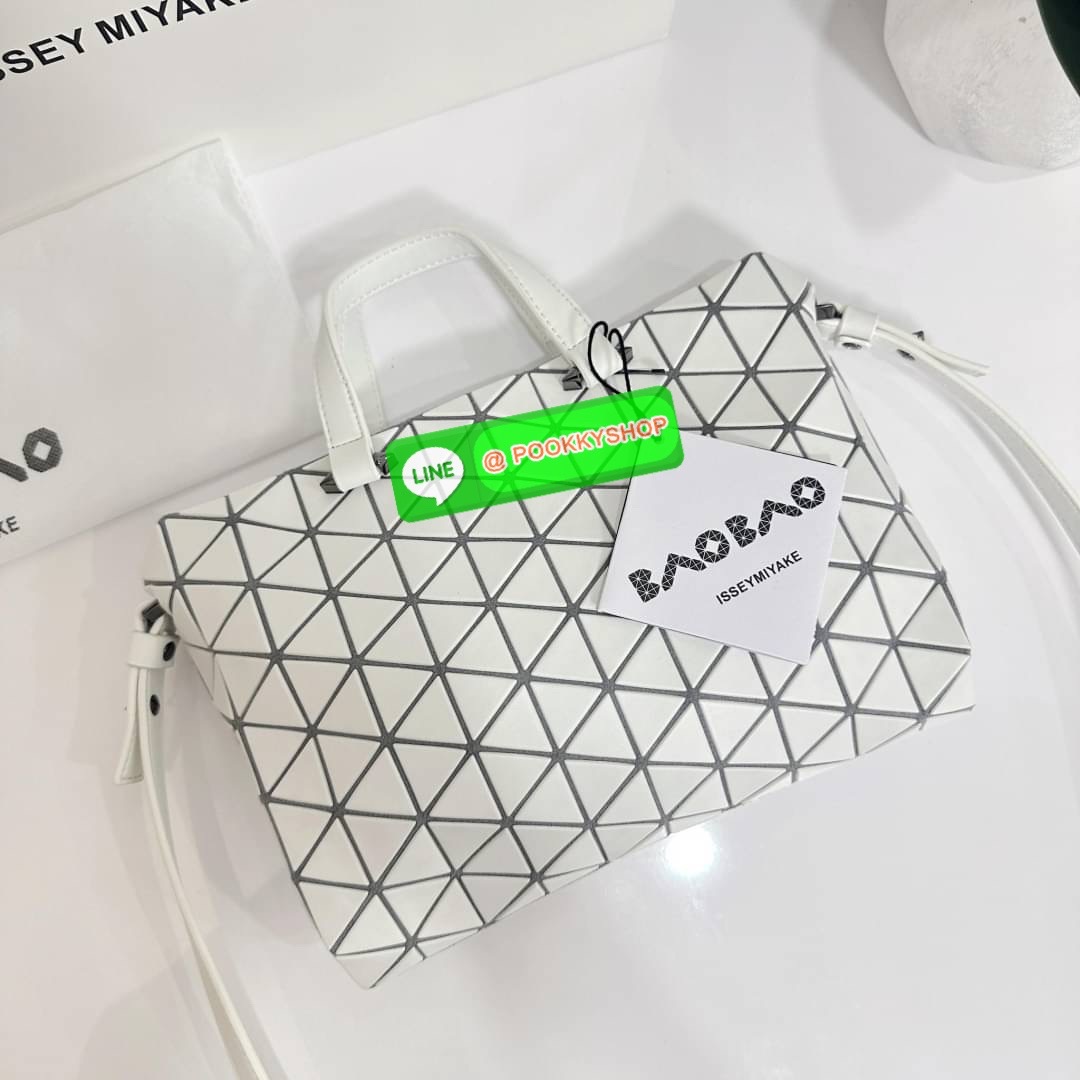 Bao Bao issey Miyake Tonneau Small Matte Bao Bao Issey Miyake รุ่น TONNEAU (ทอนโนะ) กระเป๋าทรง Boston Bag ที่โดดเด่นด้วยลายแพทเทิร์น 3 เหลี่ยมด้านเท่าเรียงต่อกัน ทำให้กระเป๋าใบนี้มีความโดดเด่นทั้งในเรื่องของดีไซน์ที่ทันสมัย และการใช้งานที่ครบทุกฟังก์ชั่น
