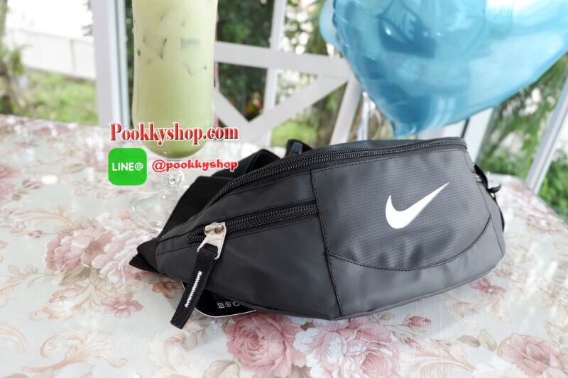 Brand : Nike กระเป๋าคาดเอว สะพายข้างใบใหญ่ เก็บของได้เยอะ ภายนอกมี2 ซิป ภายใน มีซิปเล็กไว้เก็บของ สายสะพายปรับได้ ใส่ได้ทั้งผู้หญิง และ ผู้ชาย