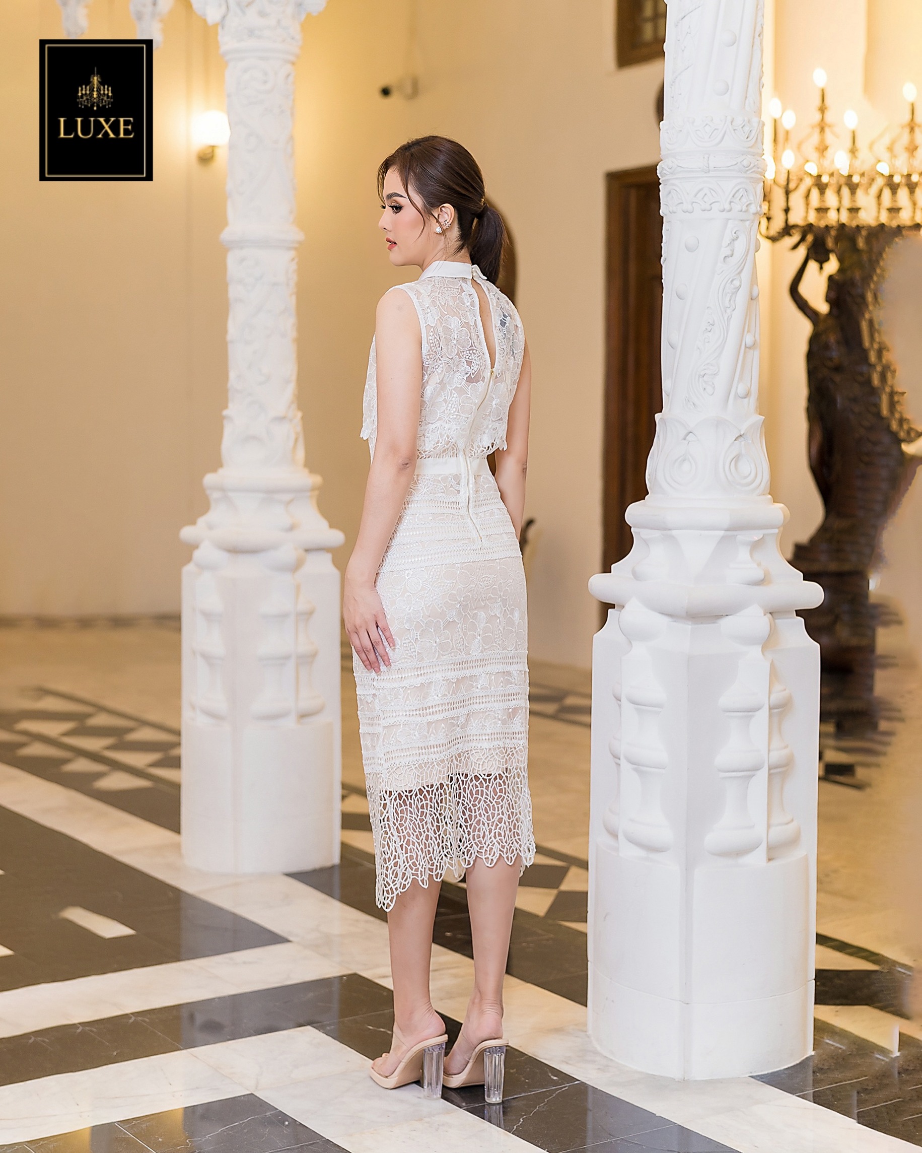 เดรสเสื้อแขนกุดแต่งคอปก กระโปรงทรงสอบ ทำจากผ้าลูกไม้โครเชต์