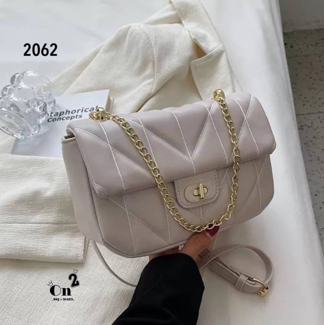 NEW-IN 🤎 หลงรักตั้งแต่แรกเห็นนน สั้นๆ “ของมันต้องมี” งานสไตล์แบรนด์ ขนาดกำลังดี ✔️ใส่คสอ. ✔️ใส่มือถือได้ครบค่า เอาจิงคือ ดีทุกสีสวยหรู ไม่สั่งยังไงไหววว