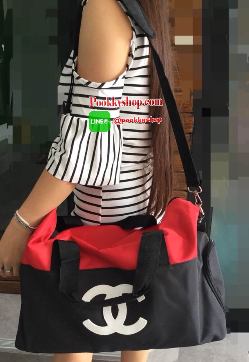 Restock! CHANEL VIP GIFT Large Travel Bag กระเป๋าเดินทาง Gift With Purchase รุ่น Limited พรีเมี่ยมกิ๊ฟของเเท้จาก Chanel Perfumes Counter วัสดุ NYLON เนื้อหนาสีทูโทนดำแดงสกรีนโลโก้ด้านหน้า เปิดปิดด้วยซิป หัวซิปแบรนด์ ใบใหญ่จุใจ พิเศษ! มีช่องใส่รองเท้าด้านข