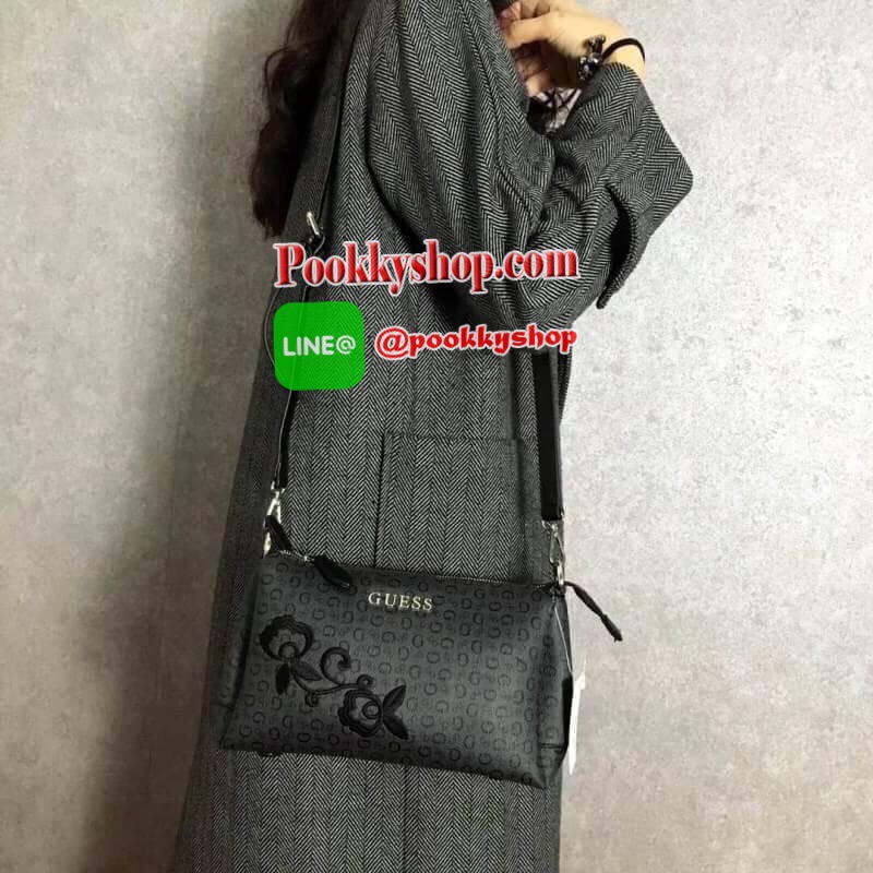 GUESS SHOULDER BAG WITH EXTRA STRAPS 2018 กระเป๋าสะพายรุ่นใหม่หนังสวยอยู่ทรงสกรีนโลโก้แบรนด์รอบใบปักดอกไม้โดดเด่นตามคอนเซ็ปคอลเลคชั่นนี้ รุ่นนี้พิเศษที่มาพร้อมสายสะพาย2สาย ทั้งสายสั้นสะพายไหล่และสายยาว Crossbody ถอดปรับได้ เปิดปิดด้วยซิป ภายในมีช่องแบ่ง3ช