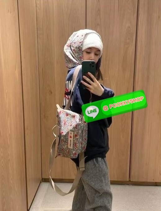 New Arrival Longchamp X Eu Backpack กระเป๋าเป้สะพายหลังลายดอกๆไม้ วัสดุผ้าฝ้าย อะไหล่สีดำ กระเป๋าเป้แบบลำลองสำหรับสตรีซึ่งนำรูปทรงอันเป็นเอกลักษณ์ของ Le Pliage มาปรับใช้กับทุกสถานการณ์ อุปกรณ์เสริมที่ใช้งานได้จริงนี้มีสายรัดปรับระดับได้และที่จับช่วยให้ สะ