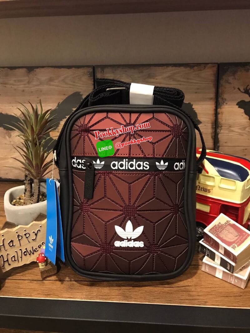Adidas 3d airliner crossbody bag กระเป๋าสะพายในแนวตั้งเพิ่มลุคช์ให้คุณดูดี เปิดปิดด้วยซิปปั้มโลโก้แบรนด์ ภายในช่องใหญ่มีช่องซิป1ช่องแยกเป็นสัดส่วน สามารถสะพายเป็นสายคู่หรือสายเดี่ยวได้ ด้านหน้าและด้านหลังเพิ่ม1ช่องใส่ของจุกจิก สายซิปrubber กันน้ำซึมผ่านได