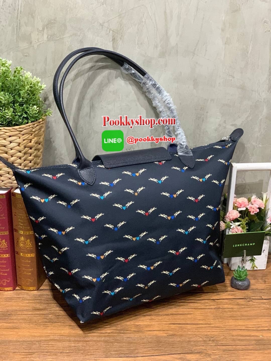 LONGCHAMP KOPEN LE PL CHEVAUX AILES TOTE BAG Size L รุ่นนี้มาพร้อมน้ำหนักที่เบาและความเป็นเฟมินีน จากการประดับกระเป๋าด้วยดาวและหัวใจดวงเล็กๆหลากสีสัน ล้อมรอบด้วยม้าอันเป็นสัญลักษณ์ของ Longchamp ดีไซน์นี้จึงเกิดเป็นรูปเสมือนนางฟ้าโดยการเปลี่ยนม้าให้เป็นปีก