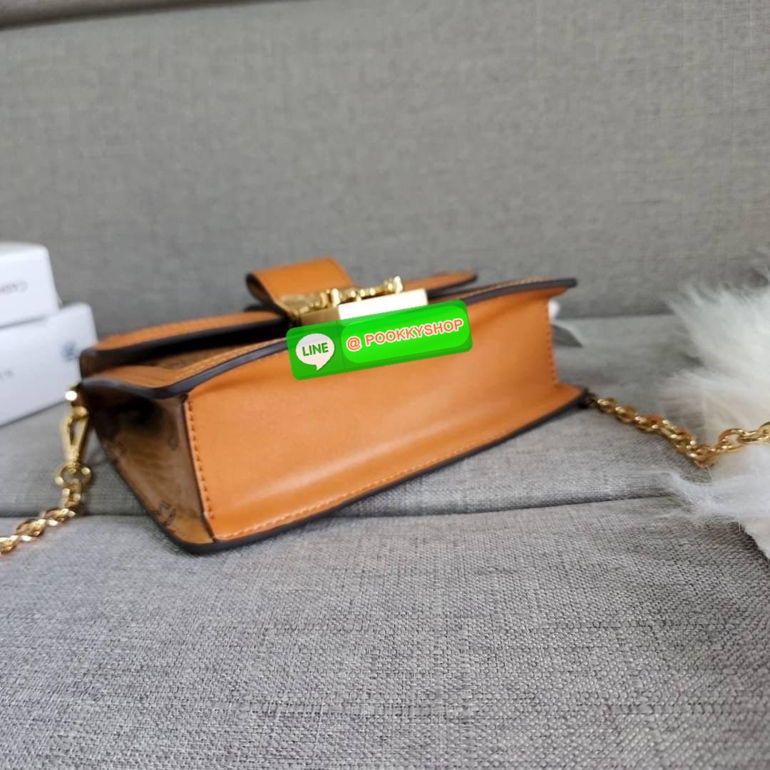 MCM Gretl Cossbody in visetos กระเป๋า Gretl กระทัดรัด ไอเทมใหม่ สุดฮิต ที่สาวๆต้องมีคะ วัสดุหนังแคนวาส ตัดหนังแท้ มาพร้อมสายสะพายโซ่อะไหล่สลับหนัง ข้างช่องโล่งสามารถใส่มือถือ iPhone Pro max ได้เหมาะสำหรับสะพายเที่ยวชิวๆในวันหยุดพักสบายๆ สีน้ำตาลคอนยัคทีแม