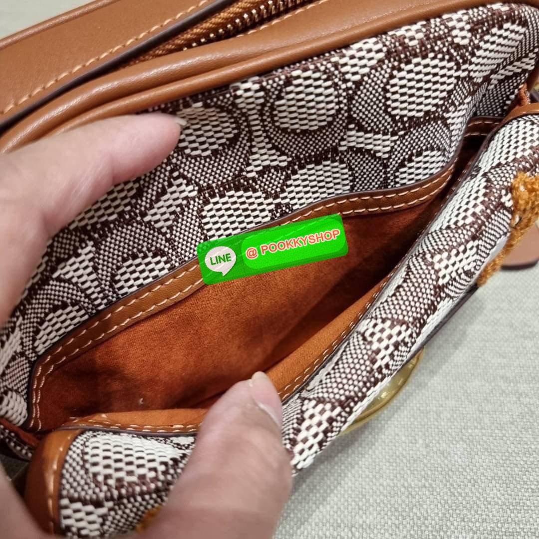 COACH C7764 STUDIO CAMERA BAG 19 IN SIGNATURE TEXTILE JACQUARD WITH CREATURES น้องเล็กใหม่สุดอีกหนึ่ง!! ขนาดเล็กกะทัดรัด มาแบบเลิศๆหรูๆมากแม่ พร้อมเทกเจอร์สุดคิ้วท์!! กระเป๋าสะพายข้างลุคไฮน์ ที่ดีไซน์ออกมาได้ปัง และดูแพงมากๆ ด้วยดีเทลคลาสสิคผสานความเป็นเอ