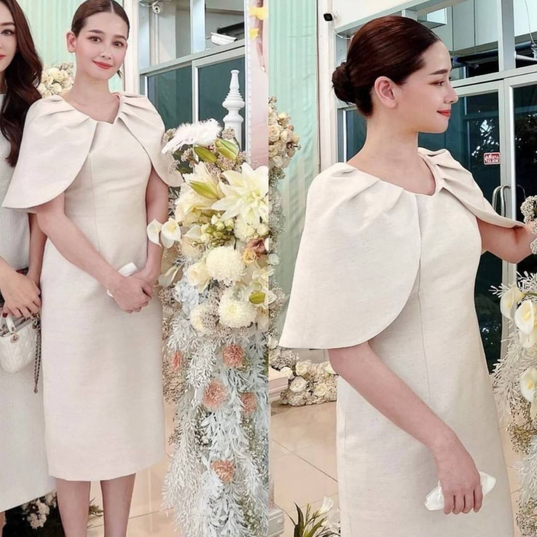 เดรสเข้ารูปสุดจึ้ง แขนกุดช่วงคอระบาย ทรงสอบสามส่วน ซิปหลัง เรียบหรูดูแพง ใส่ได้หลายโอกาส