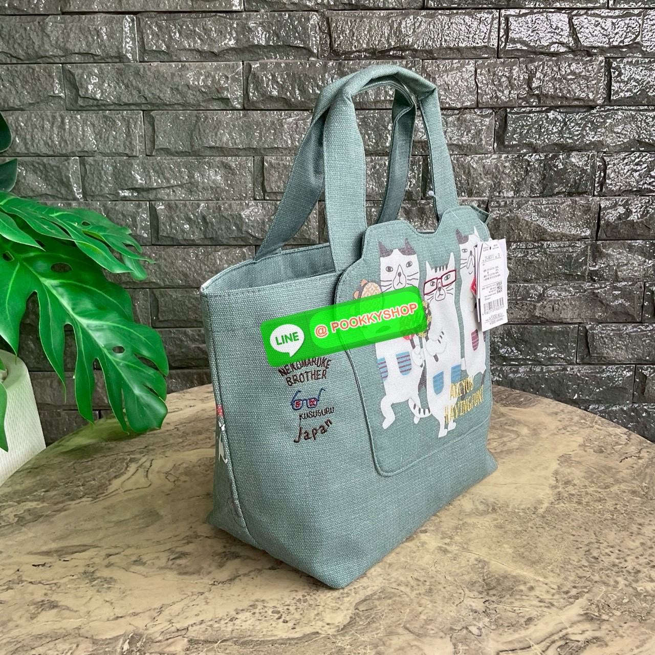 กระเป๋าถือ คล้องแขน ทรงโท้ทสุดเก๋และน่ารัก Nekomaruke Hamipoke Bag จาก Kusguru Japan กระเป๋าโท้ทสุดน่ารักใบนี้เหมาะสำหรับผู้หญิง และเป็นไอเทมใหม่ในคอลเลกชันฤดูใบไม้ผลิ/ฤดูร้อน 2025